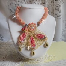 Halskette Les Délices de l'Eté bestickt mit gelbem und rosa Seidenband, Rocailles und Swarovski-Kristallen